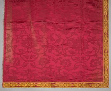 Fragment van gordijn van rood zijdedamast met een Chinees patroon